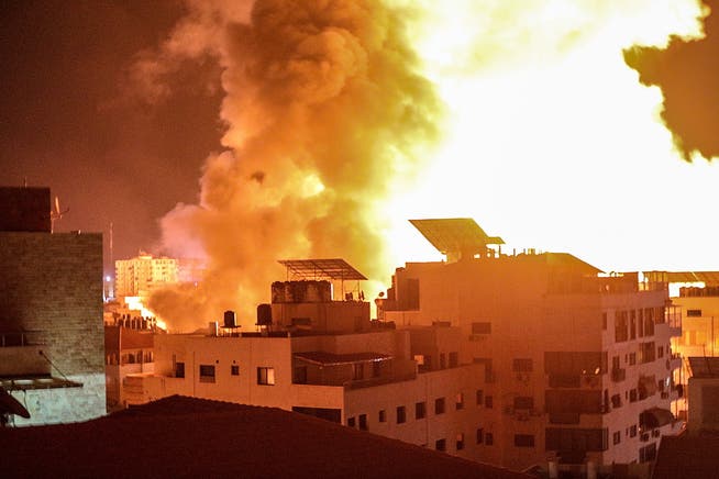 Flamen über Gaza-Stadt nachdem mehrere israelische Raketen eingeschlagen sind.