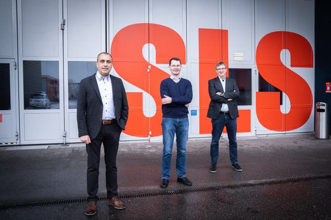 Das PSI-Forscherteam vor der Synchrotron Lichtquelle Schweiz (von links): Andrea Prota, Tobias Mühlethaler und Michel Steinmetz.