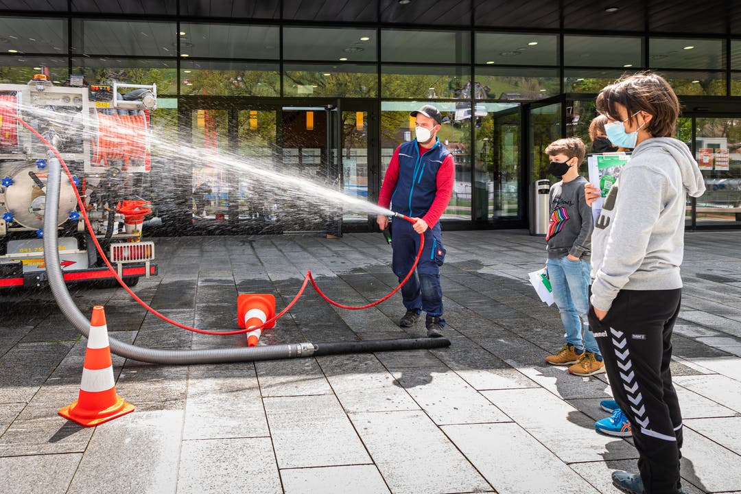 Berufswahlveranstaltung in der Ägerihalle: Nicht etwa die Feuerwehr, sondern Janick Meier von der Firma Rohrblitz erklärt den erst seit 2014 existierenden Beruf des Entwässerungstechnologen.