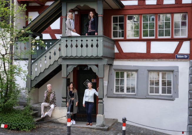 Die Künstlerinnen vor dem historischen Kunstort: Irène Rüfenacht und Jasmin Schoch Kumar (oben), Anna Villiger, Andrea Tina Stalder und Suzanne Hofmann-Mahler (unten).