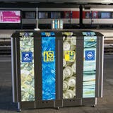 An grossen Bahnhöfen Standard, ausserhalb von Bahnhöfen aber nicht: Solche Recycling-Behälter stellt Dietikon nun diesen Sommer auf Stadtgebiet auf. (AZ-Archiv)