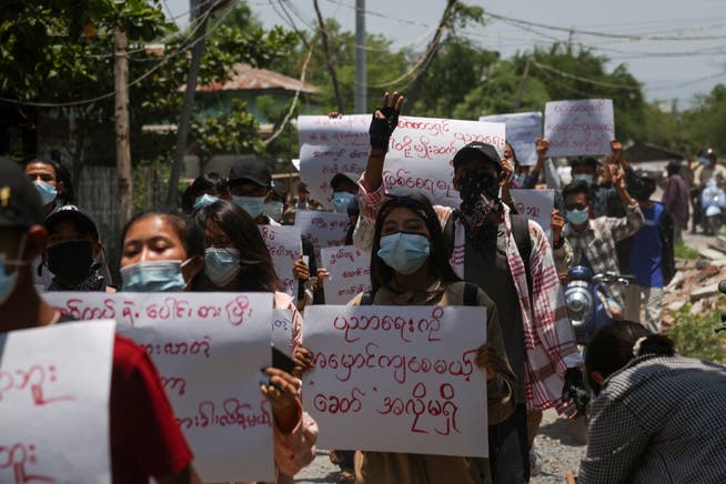 Die birmesische Bevölkerung will den Militärcoup in ihrem Land nicht hinnehmen und geht auf die Strasse.