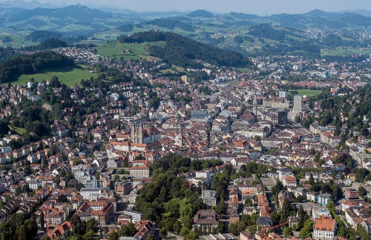 Die Alt- und Innenstadt von St.Gallen. Eine massive bauliche Verdichtung soll künftig in der Talsohle östlich und westlich dieses Gebietes stattfinden. Dies ergänzt durch die Weiterentwicklung der Arbeitsplatzgebiete am Standrand im Neudorf und in Winkeln.
