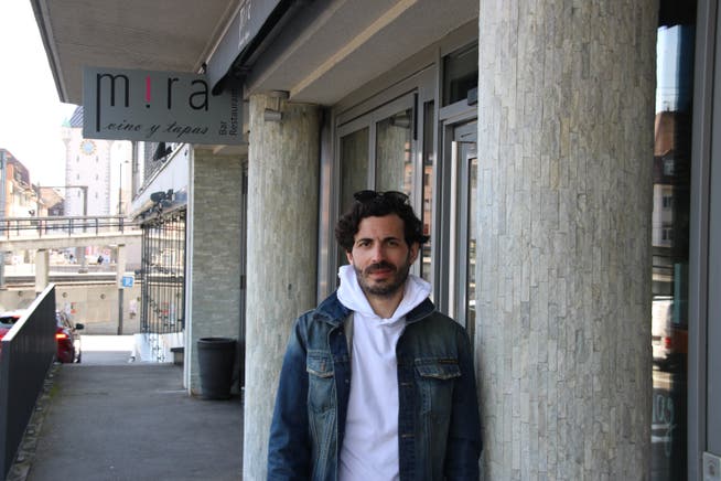 Carlos Ferreira vor seiner Tapas-Bar Mira in Baden, für die er ein grosses Risiko eingegangen ist.