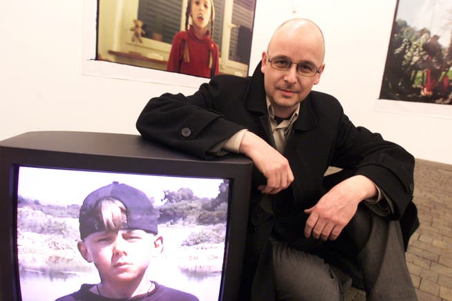 Stefan Banz im Kunstmuseums-Provisorium in Luzern am 20. November 1999. Die Fotografien und das Video entstanden in seinem engsten Familienumfeld.