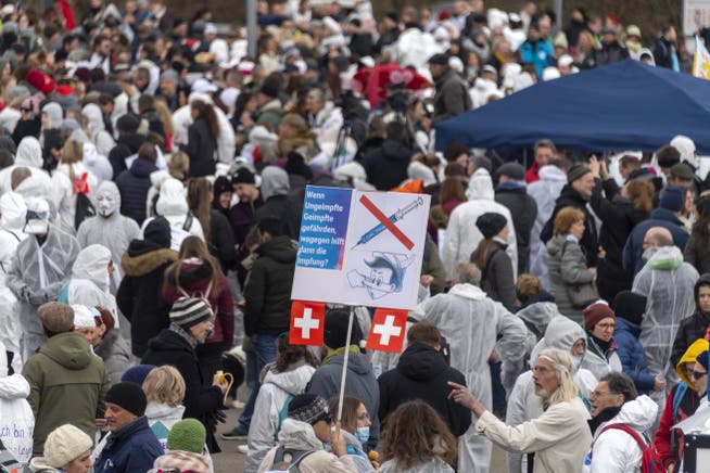 Anhänger des Vereins Stiller Protest bei einer Demonstration gegen die Massnahmen zur Eindämmung des Coronavirus am 20. März 2021 in Liestal.