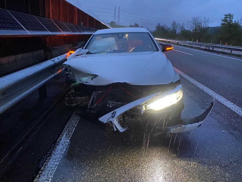 Safenwil/A1, 2. Mai: Eine 19-Jährige verlor die Kontrolle über ihr Fahrzeug. Sie kollidierte mit einem weiteren Fahrzeug. Beide prallten in die Leitplanke.