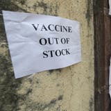 Kein Impfstoff mehr verfügbar, heisst es auf diesem Schild: Wie hier in der indischen Stadt Mumbai fehlt es im globalen Süden überall an Coronavakzinen. (Rafiq Maqbool / AP)