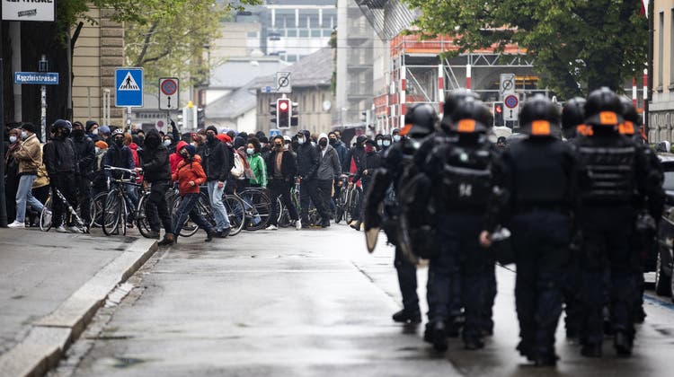 Die Stadtpolizei Zürich stoppte am Samstag mehrere illegale Demos. (Keystone)