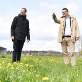 Stadtplaner Thomas Gerber und Stadtpräsident Roger Martin schauen sich im Industriequartier Hof die freien Wiesenflächen an, die bald überbaut werden sollen. (Bild: Donato Caspari)