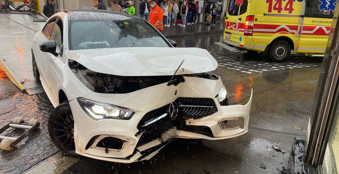 Ein Neulenker verlor in der Innenstadt von Aarau die Kontrolle über sein Auto.