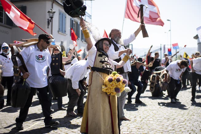 Volksfest statt Schutzmassnahmen: An der Demonstration vom 24. April in Rapperswil scherte sich kaum jemand um Masken oder Abstandsregeln. 