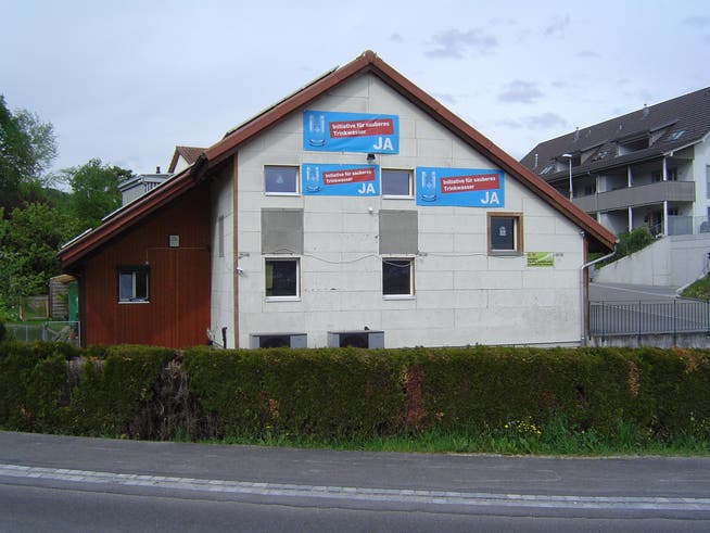Von diesem Haus in Veltheim sind zwei Plakate abmontiert worden. Der Besitzer befestigte neue Banner höher an der Fassade und ausser Reichweite von Vandalen.