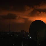 Der Himmel über Tel Aviv ist durch die erneuten Raketenangriffe erleuchtet. (CH Media Video Unit)
