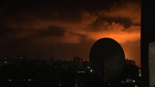 Der Himmel über Tel Aviv ist durch die erneuten Raketenangriffe erleuchtet.