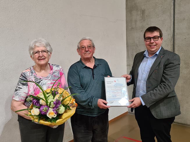 Veronika und Josef Meier-Eng aus Niedergösgen erhalten von Bürgergemeindepräsident Patrick Friker die Urkunde.