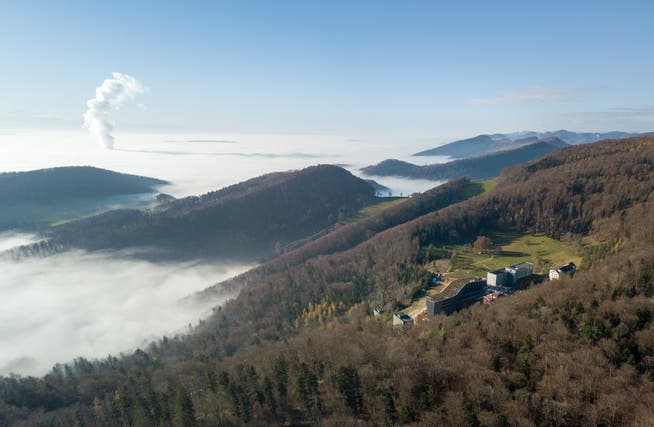 Die Barmelweid befindet sich auf 800 Meter überm Meer und gehört zum grössten Teil zur Gemeinde Erlinsbach AG. Nur eine kleine Ecke des Klinikgeländes liegt schon im solothurnischen Erlinsbach.