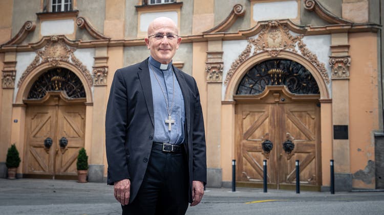 Joseph Maria Bonnemain, Bischof des Bistum Chur, sieht Parallelen im Krafttraining un im Beten. (Bild: Boris Bürgisser (Chur, 17. Mai 2021))