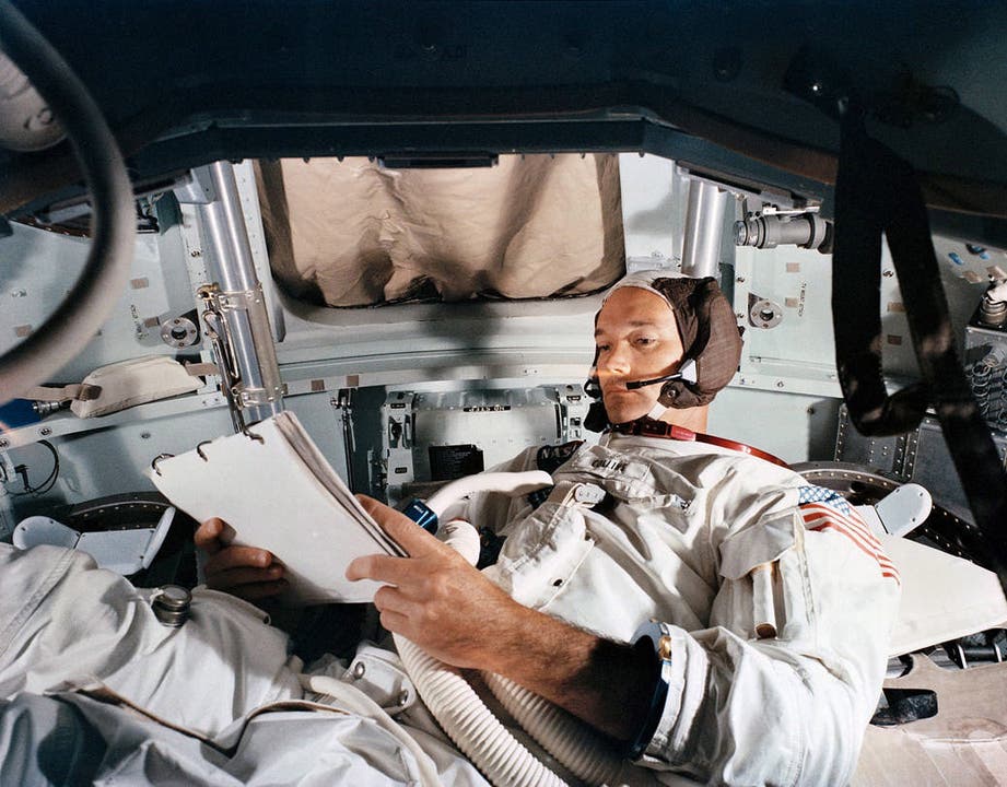 Michael Collins war Pilot der Kommandokapsel von Apollo 11 und umkreiste darin den Mond, während Neil Armstrong und Buzz Aldrin als erste Menschen die Mondoberfläche betraten. Collins starb am 28. April 2021 im Alter von 90 Jahren.
