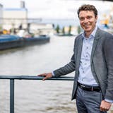 Sieht das Terminalprojekt noch immer optimistisch: Der neue Hafendirektor Florian Röthlingshöfer beim ersten Interview mit dieser Zeitung (im Hintergrund das Hafenbecken 1). (Kenneth Nars)