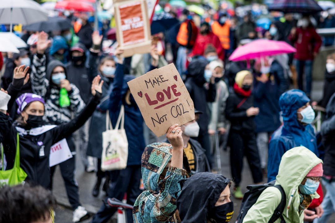 Die Demonstrierenden trotzten am Freitag dem Wetter und demonstrierten für den Klimaschutz. 