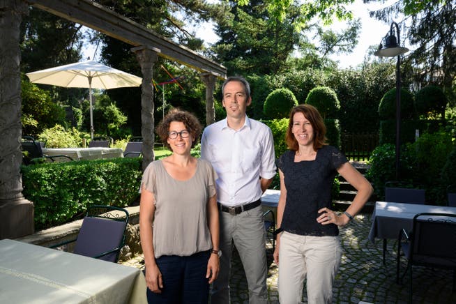 Im Garten des Restaurants Linde in Fislisbach. Das Gastgeberteam v. l.: Geschwister Isabelle Uttiger-Schible, Felix Schibli und Sarah Pente-Schibli.