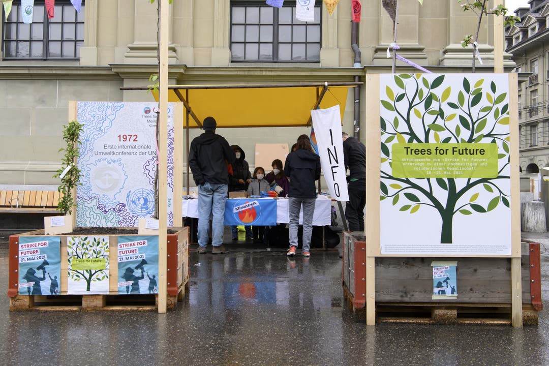 Auch in Bern setzt man sich für das Klima ein: Ein Infostand auf dem Bahnhofsplatz während der Aktion Strike for Future.