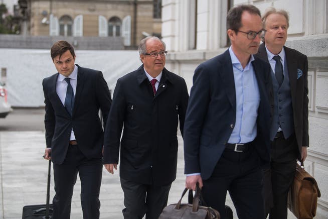 Auch der Schweizer Urs Linsi (Mitte), Ex-FIFA-Generalsekretär, erhält eine finanzielle Entschädigung zugesprochen. (Archivbild)