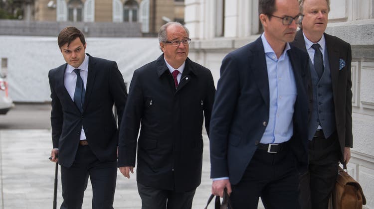 Auch der Schweizer Urs Linsi (Mitte), Ex-FIFA-Generalsekretär, erhält eine finanzielle Entschädigung zugesprochen. (Archivbild) (Keystone)