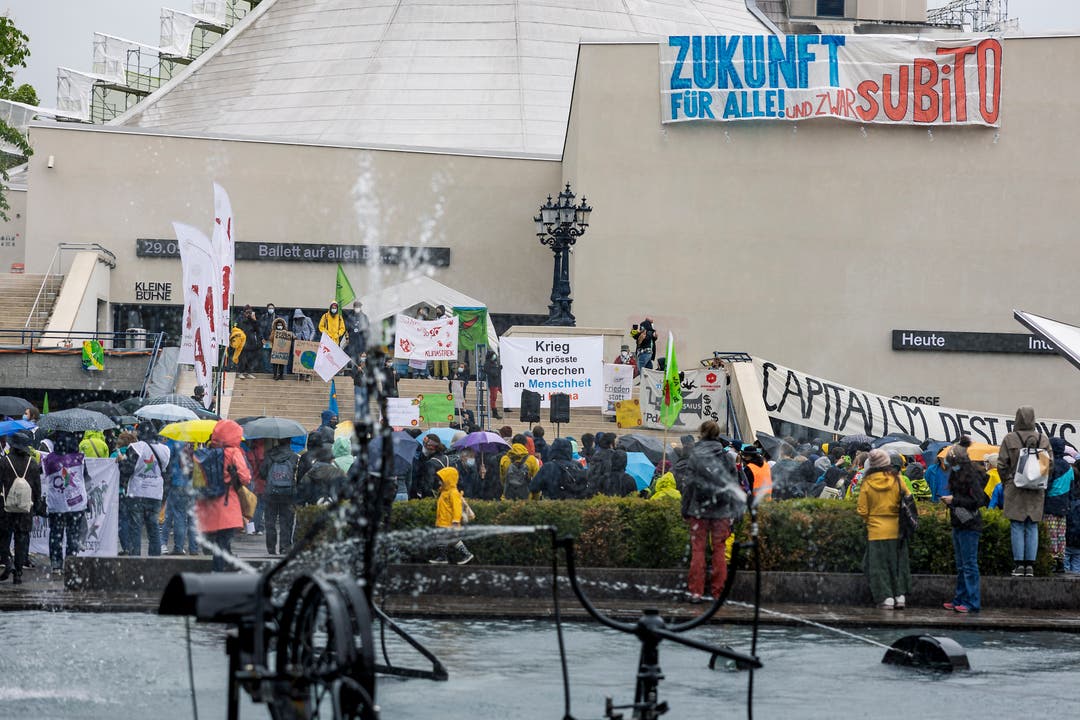 Am Theaterplatz wurden zunächst Reden gehalten, um Punkt 17 Uhr lief die Demonstration los in Richtung Wettsteinbrücke. 