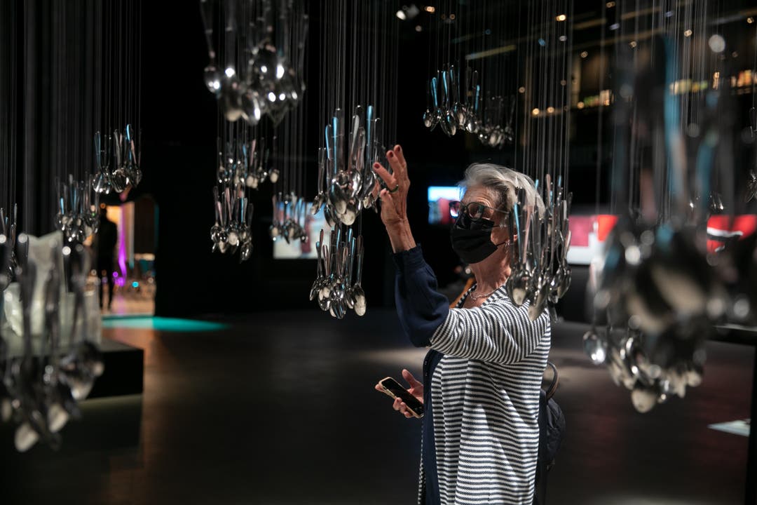 Die Installation «Choreography N° 2» von Robin Lütolf. Eine Besucherin bringt die Installation zum klingen.