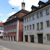 Das Fleckenbüro zieht vom Rathaus (links) in die ehemaligen Räumlichkeiten der Neuen Aargauer Bank (rechts). (Stefanie Garcia Lainez)