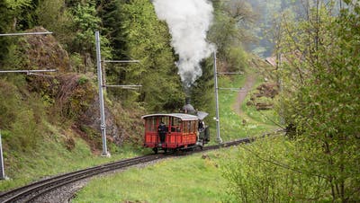 Die Lok 7 kündigt sich mit viel Dampf und lautem Geräusch an. (Bild: Manuela Jans-Koch (Vitznau, 21. Mai 2021))