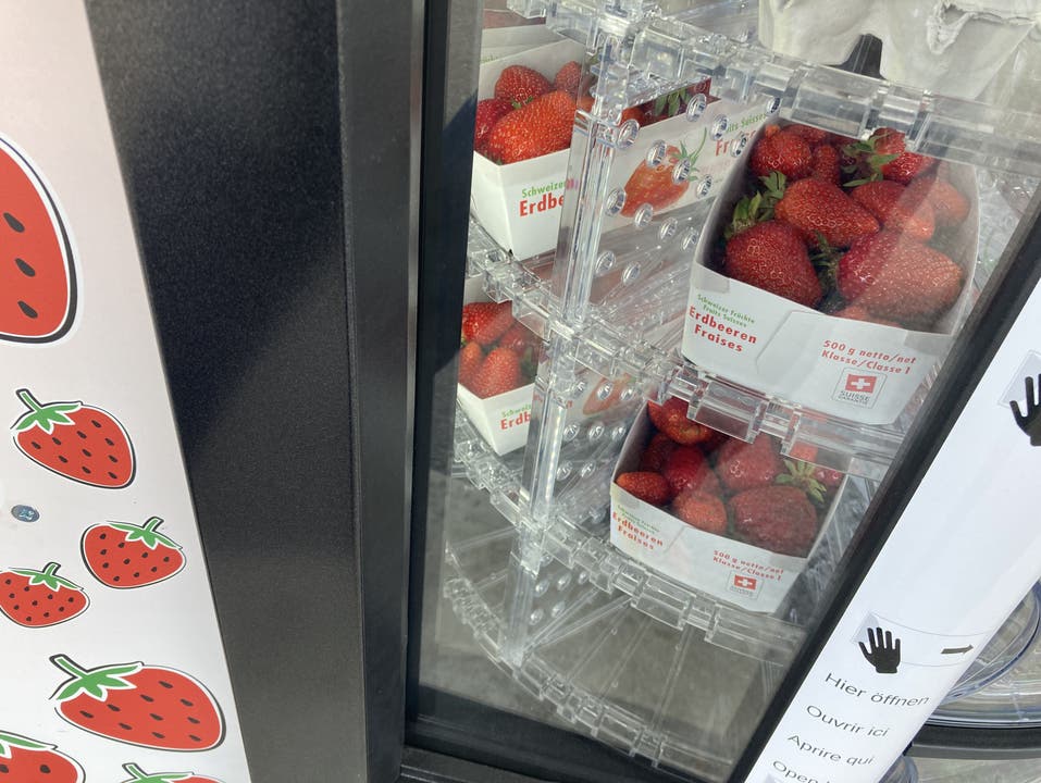 Derzeit sind vor allem Erdbeeren im Angebot beim Beerenautomat an der BP-Tankstelle in Bellach.