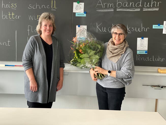 Gemeinderätin Carla Eng (links), gratuliert der Schulleiterin Pia Zuber zu ihrem 35-Jahre Jubiläum im Einsatz für die Gemeinde. 