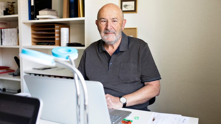 Die neue Krimireihe des 75-jährigen Autors Andreas Pritzker entsteht am Schreibtisch in seiner Wohnung. (Britta Gut (13. Juli 2020))