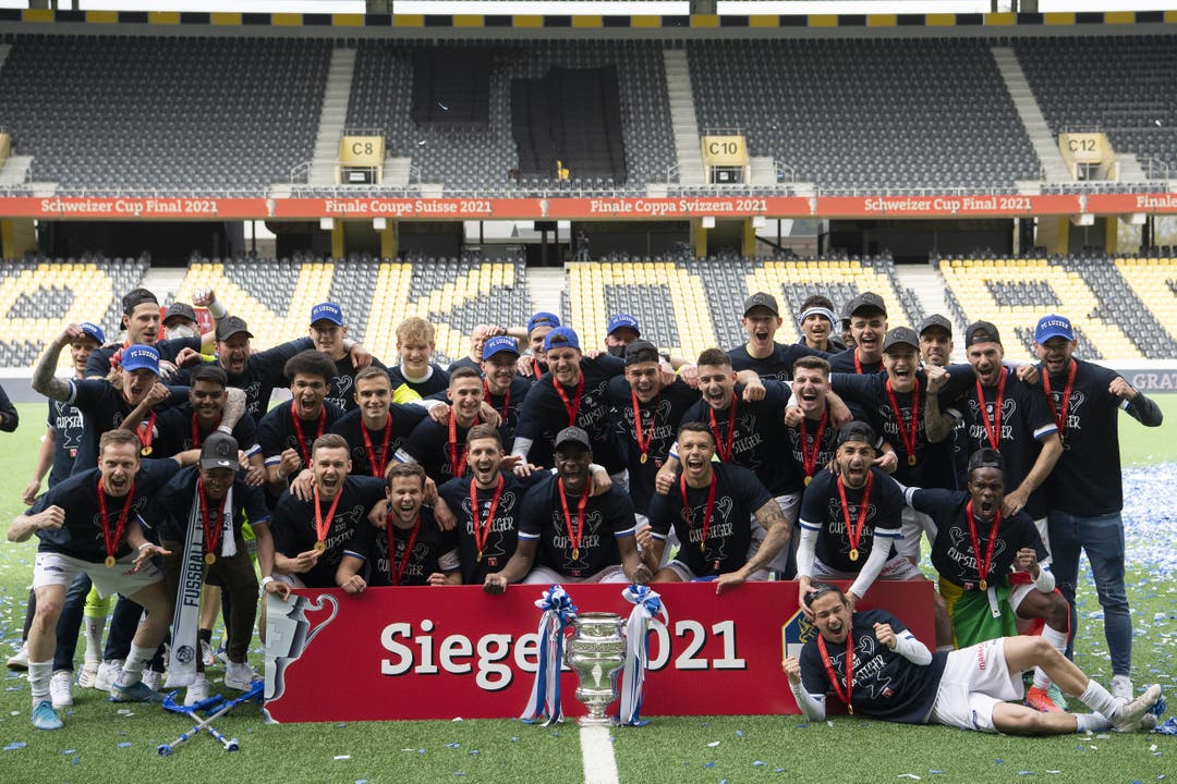 Der FC Luzern feiert den Sieg im Schweizer Fussball Cupfinal zwischen dem FC St. Gallen und dem FC Luzern, am Pfingstmontag, 24. Mai 2021, im Stadion Wankdorf in Bern. (KEYSTONE/Peter Schneider)