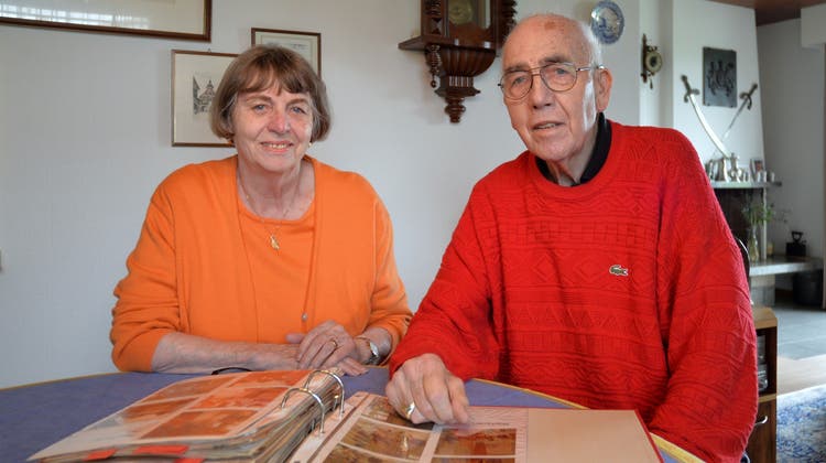 Dorli und Peter Moor schauen sich das Fotoalbum mit den Dokumenten einer 50-jährigen Freundschaft mit dem TSGV Albershausen an. (Hans Peter Schläfli)