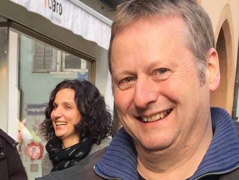 Erich Niklaus, Co-Präsident Aarau Mobil. Im Hindergrund: SP-Nationalrätn Gabriela Suter.