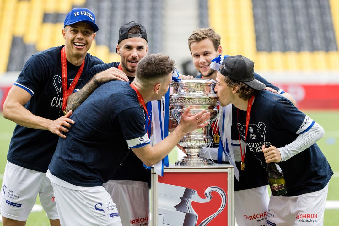 Lucas, Dejan Sorgic, Louis Schaub (hinten von links) sowie Filip Ugrinic (vorne links) und Jordy Wehrmann küssen den Pokal. 