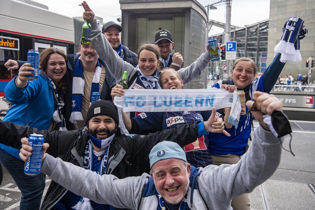 FCL-Fans jubeln beim Bahnhof Luzern