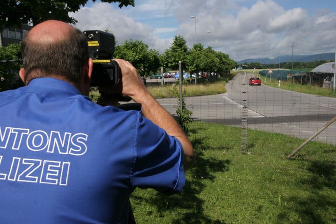 Die Aargauer Kantonspolizei hat am Pfingstwochenende mehrere Verkehrsteilnehmer erwischt, die ausserorts zu schnell unterwegs gewesen sind.