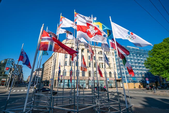 Die offizielle Flagge von Weissrussland wurde in Riga ausgetauscht. Die weiss-rot-weisse Variante steht für die weissrussische Opposition. 