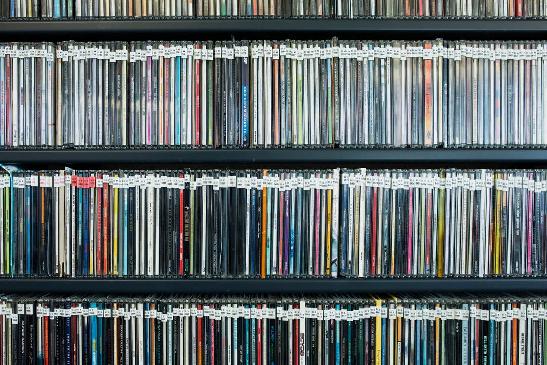 Die legendäre CD-Wand mit rund 30'000 Platten von Radio Argovia hat ihren Platz auch im Newsroom gefunden.