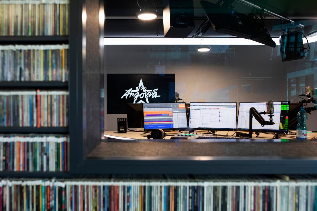 Blick in das Radiostudio von Radio Argovia von aussen.