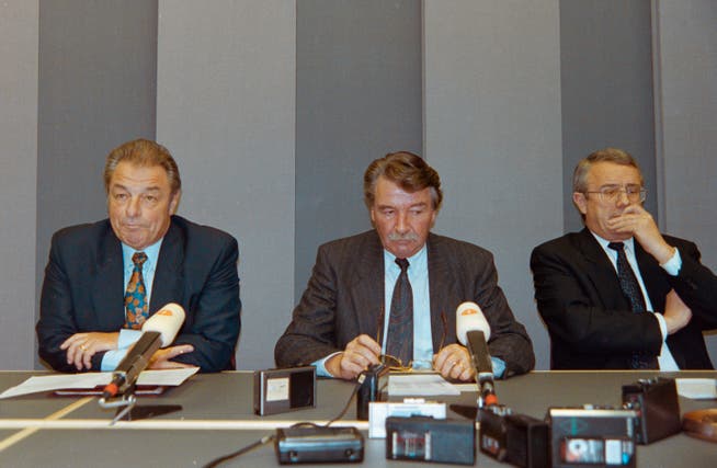 Konsternierter Bundesrat: Jean-Pascal Delamuraz, René Felber und Arnold Koller hatten keine Freude, als das Volk am 6. Dezember 1992 Nein zum EWR sagte. Ein enttäuschter Delamuraz sprach mehrfach von einem schwarzen Sonntag. Der Begriff «dimanche noir» ging in die Geschichte ein. (Bern, 6. Dezember 1992)