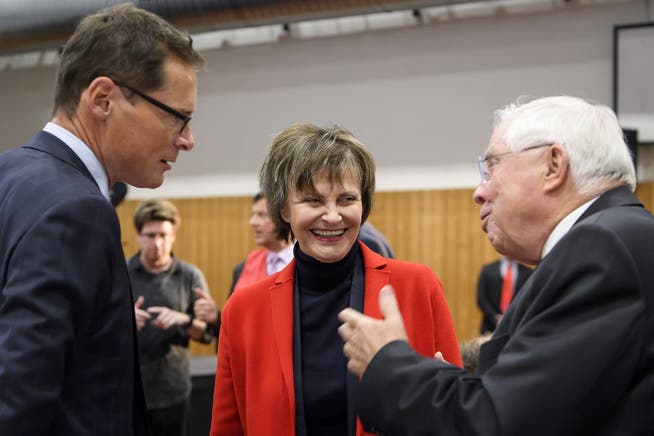 Christoph Blocher (rechts) mit SVP-Nationalrat Roger Köppel und Altbundesrätin Micheline Calmy-Rey an der Mitgliederversammlung der Aktion für eine unabhängige und neutrale Schweiz.