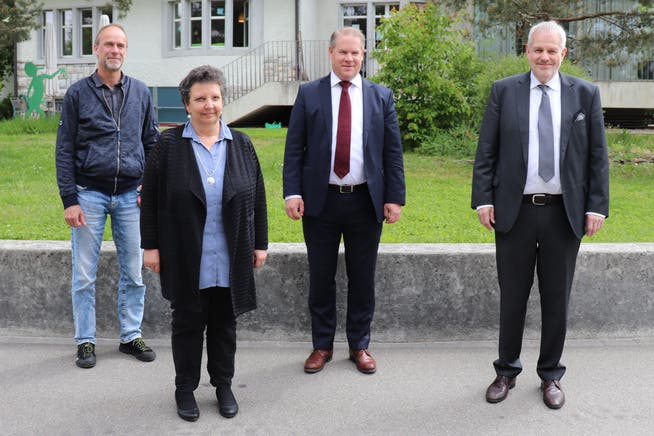 Von links: Beat Bachmann (Institutionsleiter Familynetwork Zofingen), Catherine Meier (Institutionsleiterin Kinderheim Brugg), Daniel Engel (Vizepräsident des Stiftungsrats) und Rolf von Moos (Geschäftsleiter). 