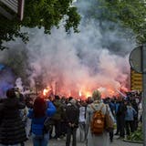Fans des FC Luzern feiern den Sieg nach dem Cup-Finalspiel im Vögeligärtli in Luzern. (Bild: Stringer / KEYSTONE (Luzern, 24. Mai 2021))