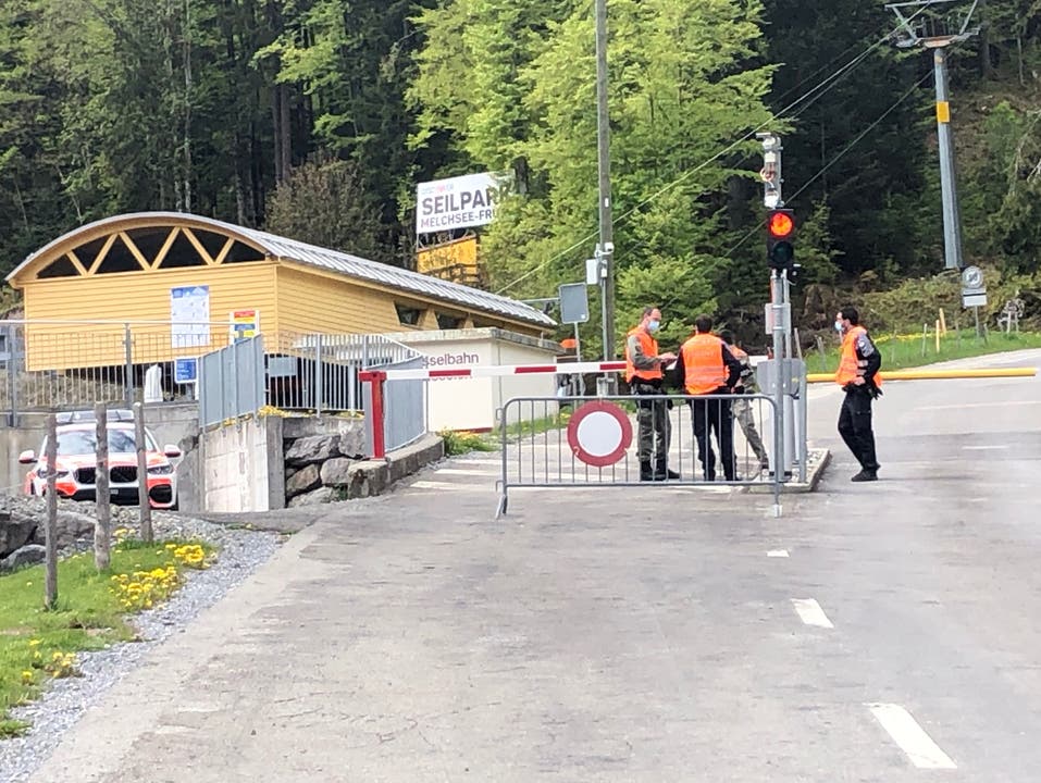 Angehörige der Militärpolizei zusammen mit Polizisten der Kantonspolizei Obwalden bei der Talstation der Sportbahnen Melchsee-Frutt in der Stöckalp oberhalb von Kerns.
